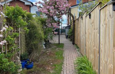 Cozy & Self Contained Garden Bungalow - Foto 24