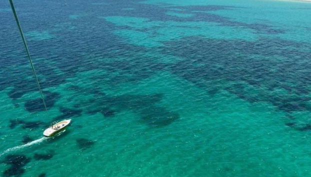 Vistas de las aguas de Djerba desde el parasailing