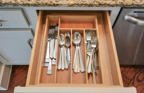 3BR/3.5BA Three Story East Downtown TownHouse with view - Photo 11