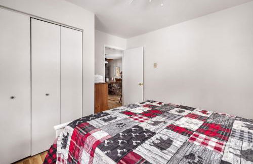 Dog-Friendly w Hot Tub, Fire Pit & River Access - Photo 13