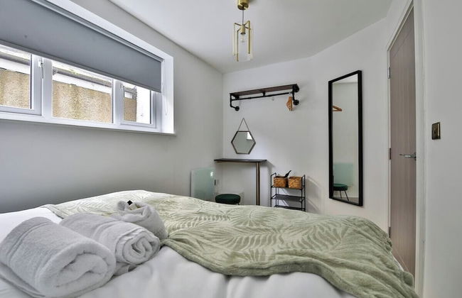 North Road New Luxe Flats with Parking - Photo 32