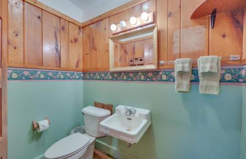 Spacious Winter Retreat with River Access and Kayaks! - Foto 21