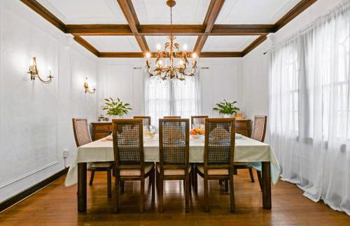 1926 Mediterranean Home with Heated Pool Sleeps 12 - Foto 3