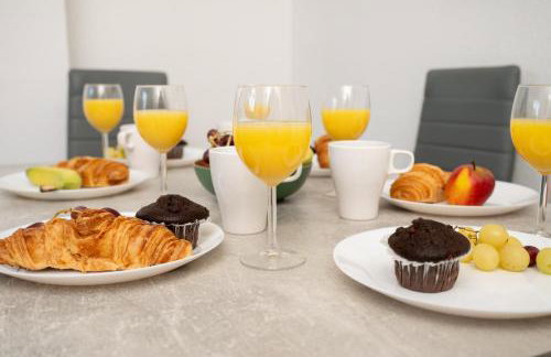 Stylish 4BR House, Sleeps 7, High-Speed Wi-Fi, Long Stay Friendly - Foto 52