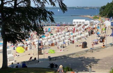 Strandblick mit Strandkorb & Fahrrädern - Foto 1