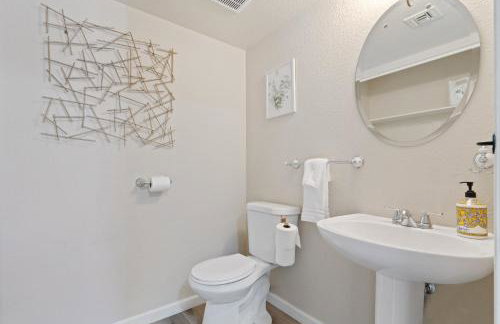 Pool-side Villa with Perfect Views - Foto 49