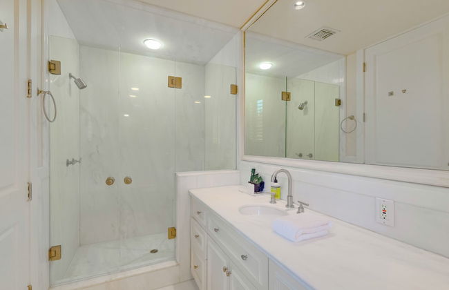 Carolwood - Modern Tuscan Villa With Rolling Lawns and Loggia in Holmby Hills - Photo 41