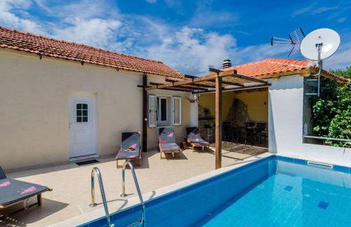 Villa Dalmatian Gem - Two-Bedroom Villa with Terrace and Swimming Pool - Photo 41