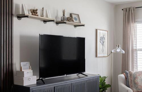 Capitol House - 3 Bed 1 Full and 1 Half Bath, Pet Friendly with Hot Tub walk to Lucas Oil Stadium - Foto 9