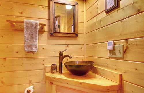 Astounding River View - Outdoor Hot Tub, Volleyball Net, Game Room + More! - Foto 31