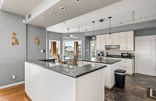 Oceanfront Galveston Beach House Steps to Sand! - Foto 8