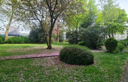 Bright room with private bathroom and market square view - Foto 8