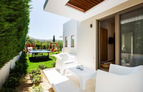 Vasilios Villa, with Pool, Gym & Close to Beach, By ThinkVilla - Foto 46