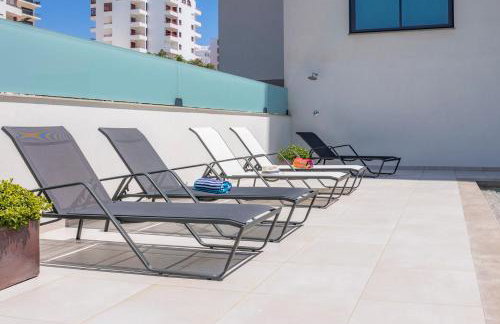 2-Bedroom Beachside Apartment with Pool & Parking - Foto 27