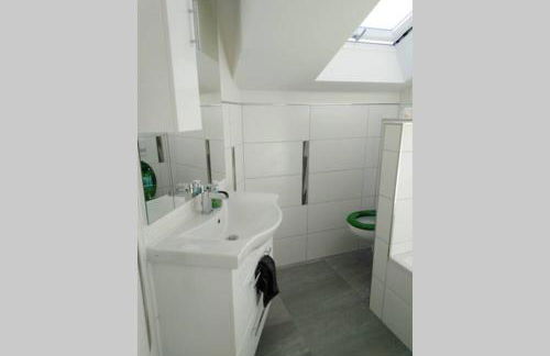 Komplette Dachwohnung mit Balkon und Bergblick - Foto 14