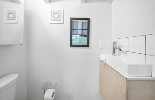 Huge Retrea w Rooftop Deck Stay At Farmers Market - Foto 43