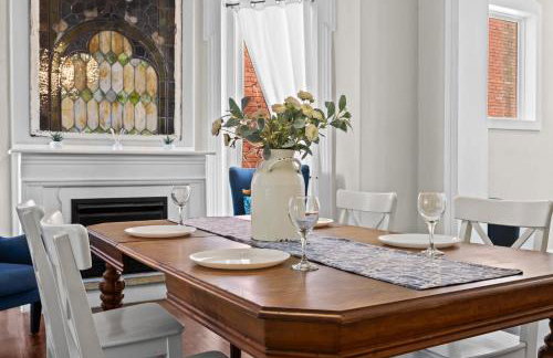 Elegant Manor w Private Yard & Modern Amenities - Foto 25