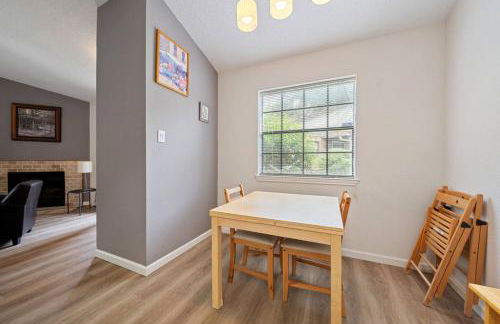 Central Condo 1BR 1BA, Private Patio and Fenced Yard w Parking by Austin Vacay - Foto 12