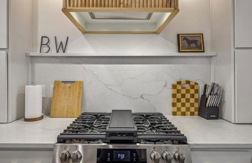 Modern Multi-Level Retreat with Rooftop Hot Tub - Foto 24