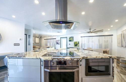 Waterfront Luxe 3BR, Pool, Hot Tub & Dock - Foto 13