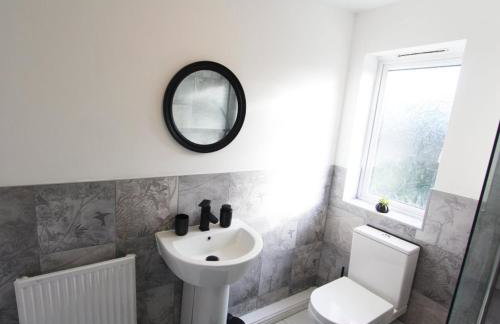 4 Bedroom House Near Manchester Airport, Wythenshawe Hospital and Trafford Centre - Foto 12