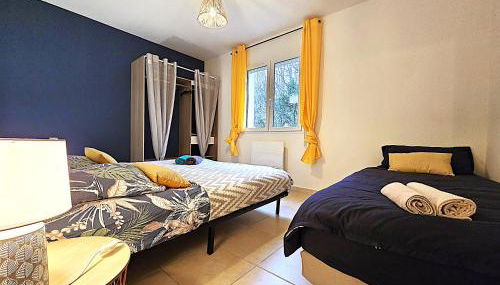 Le Parc Jean Édouard - Spa avec jacuzzi privé - Superbe villa 4 chambres - 9 couchages - 6 lits - Cheminée électrique - Parking - Climatisation réversible- Terrasse ombragée et grand jardin - Foto 5, Garden view, towels, wardrobe