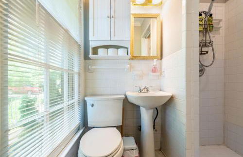 Southern Charm 2BR Greensboro Nest - Foto 29