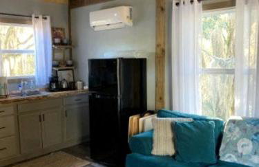 Tranquil Glamping near the Coast: Charming Rustic Cabin Rental in Midway, Georgia - Foto 7