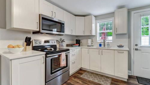 Tropical Beach Bungalow Down - Backyard - Grill - Across Street from Beach - Foto 3