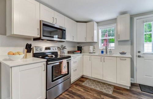 Tropical Beach Bungalow Down - Backyard - Grill - Across Street from Beach - Foto 3