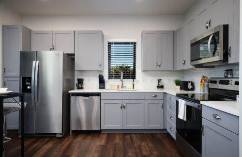 Cozy 2BR w Pool Gym Near Rvrwalk Dome Conv Ctr - Foto 6