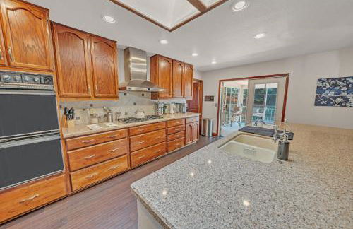 NEW! Huge Game Room, Hikeable, Red Rock View, Fireplace, Ping Pong, Yoga, Golf Course, Pickle Ball! - Foto 33