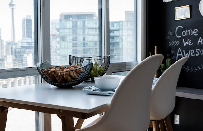 QuickStay CN Tower View Condo in Fort York - Foto 16