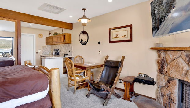 Forest Shores Lake View Condo by Big Bear Vacations Lakefront Village - Foto 5, Habitación