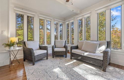 Stylish Mountain Retreat with Sunroom and Pergola - Foto 18