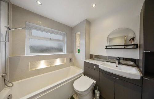 Long-short-stay Medway home with parking, WiFi &pool table - Foto 24