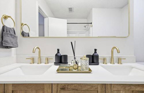 Luxury Living w Backyard Pool Oasis 5BD 3BA - Foto 17