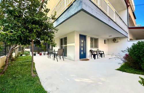 Minimalist Seaside Apartment with Private Patio and Parking - Blue Zone Homes - Foto 5