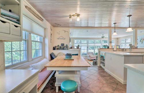 Cape Cod Cottage with Deck, Grill, and Games! - Foto 7