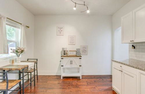 Quiet & Spacious Home Near Downtown - Foto 22