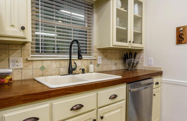 Gorgeous Alabama Home 4 Miles to Stadium Sleeps 8 - Foto 21