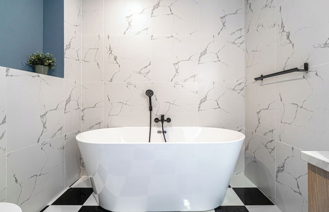 Playful & Trendy 2BR on Regina Elisabeta, Steps to Cismigiu Gardens | Bathtub & Boulevard Views - Foto 29