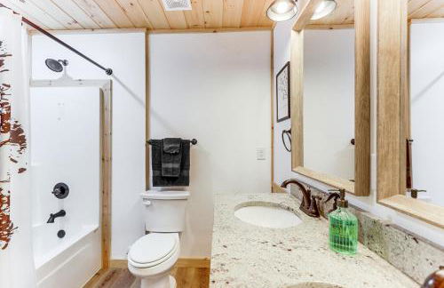 McCaysville Cabin Fire Pit, BBQ and More! - Foto 13