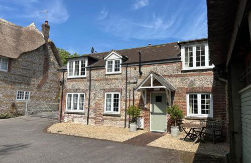 Stylish 1-bed Cottage Escape in Piddlehinton - Photo 1