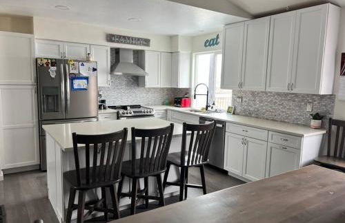 Hot Tub Steam Shower Gym in Charming Family Home! - Photo 13