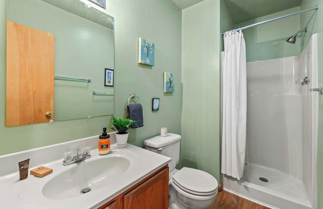 Lake + Pool Access, Game Room, Firepit, Deck Tawny and Peaceful by Avantstay - Foto 39