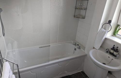 Central 1-Bed Apt Sleeps 4 5 mins to Station - Photo 10