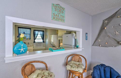 Walk to Beach Breezy Galveston Apt with Deck! - Foto 6