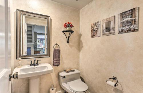 Near Shops & Eats! Centennial Home w/ Sunroom - Foto 31