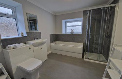 Lewis Gethin House, Newly renovated cottage sleeps 9, close to bike park wales - Photo 18